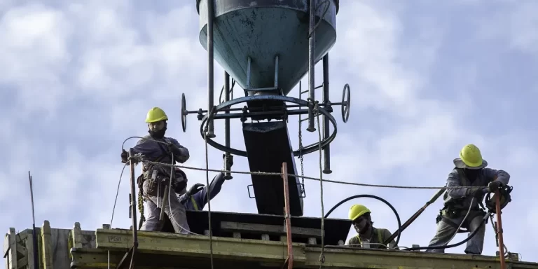 Según el INDEC, la actividad de la construcción cayó un 27,4% en 2024