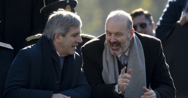 Caputo y Sturzenegger chocan por el campo