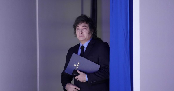 Más de la mitad de los argentinos creen que Milei lleva al país por un rumbo equivocado