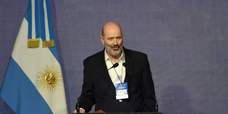 Sturzenegger anunció una nueva desregulación en la industria frutícola