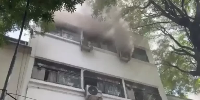 Incendio en un colegio en Caballito: más de 60 evacuados