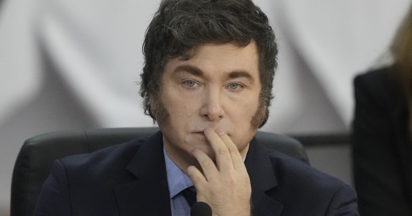 Un trabajo compara el plan de Milei con la convertibilidad y dice que a fin de año colapsa