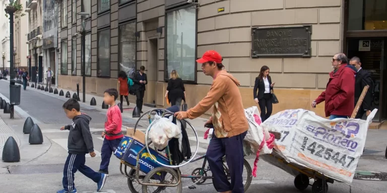 Según el INDEC, una familia necesitó más de un millón de pesos en enero para no ser pobre