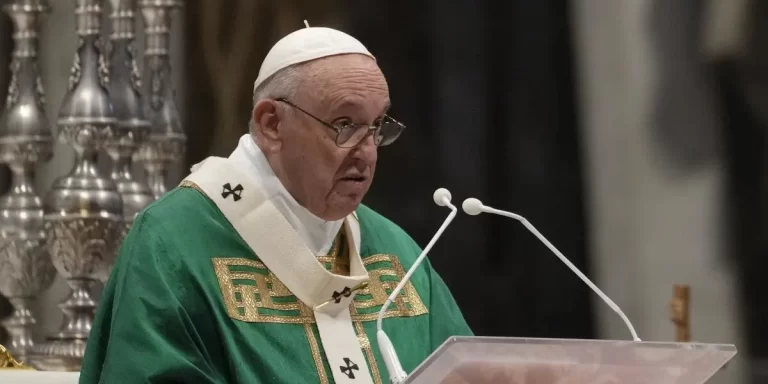 El papa Francisco fue hospitalizado para tratar una bronquitis