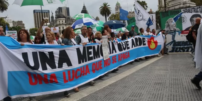 Anoche comenzó la Marcha de la Resistencia en Plaza de Mayo y se extenderá por 24 horas