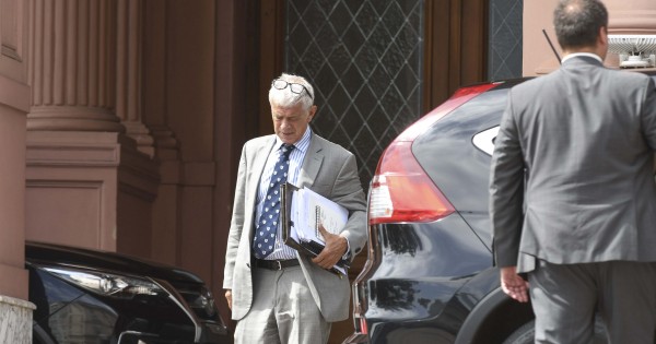 Karina analiza pedirle la renuncia a Cúneo para que se haga cargo de la defensa del Criptogate