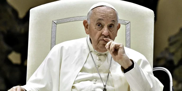 El Vaticano confirmó que el papa Francisco padece una neumonía bilateral