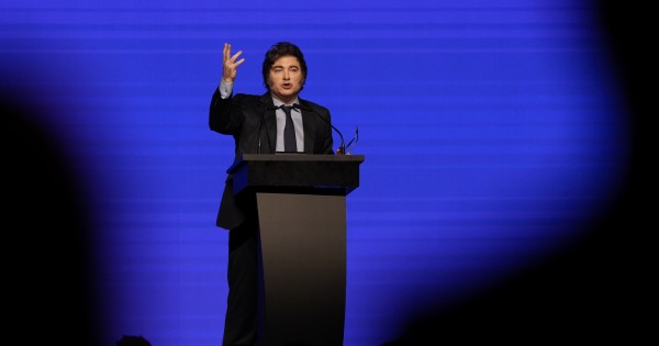 Milei defendió a Karina y Santiago tras las críticas de Macri