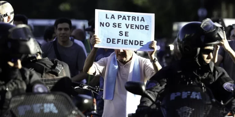 Represión en el Congreso: la policía avanzó contra jubilados y trabajadores