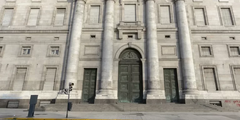 El Gobierno transformó el Banco Nación en Sociedad Anónima