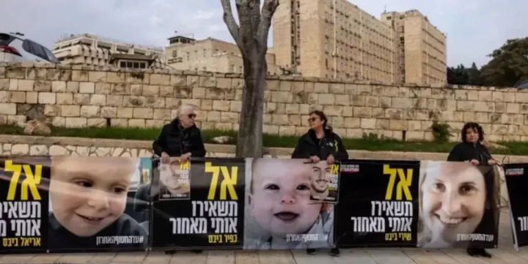 Hamas entregó cuatro cuerpos de rehenes israelíes en un siniestro show de propaganda