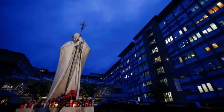 El papa Francisco pasó una “noche tranquila” y recibió la visita de Giorgia Meloni