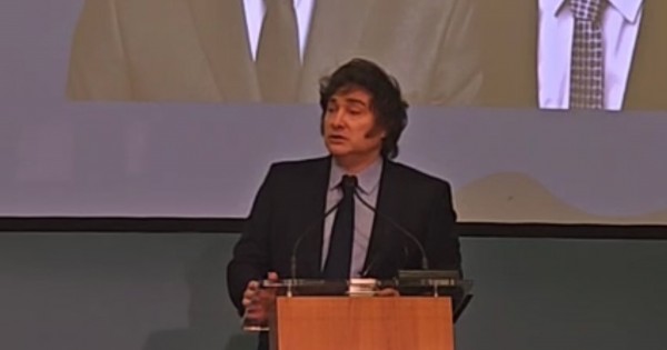 Milei se brotó con el sonido de su celular y culpó a los argentinos: “Son cabezas de termo”