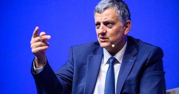 ¿YPF se sube al carry trade y tira un salvavidas al gobierno?