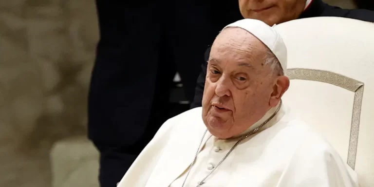El nuevo parte médico indicó que el Papa Francisco presentó una “ligera mejoría”