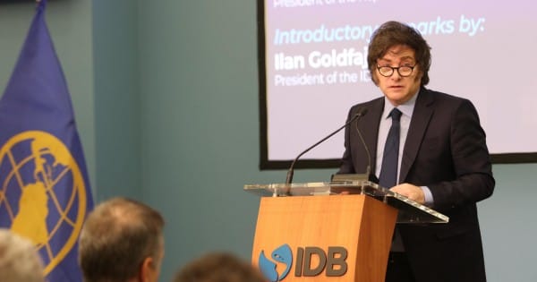 Milei pasó de celebrar los monopolios a rechazar la venta de Telefónica a Clarín