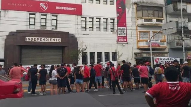 Socios de Independiente se juntaron para protestar contra el ataque de parte de la barra brava a una mujer