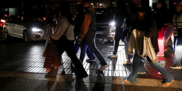 Chile recuperó el 90% de luz eléctrica tras un apagón que afectó a más de 8 millones de hogares