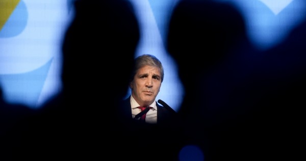 Caputo tuvo que subir la tasa para renovar la deuda y ahora paga más caro el carry trade