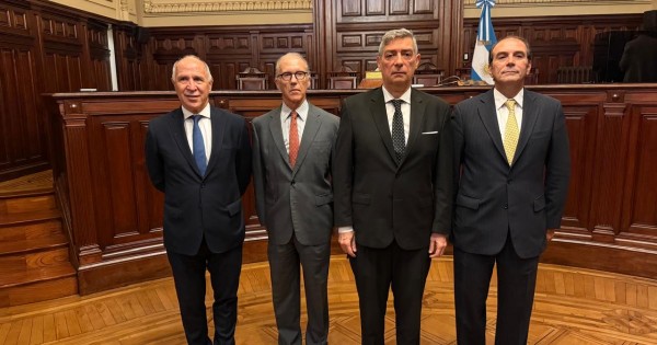 Milei tiene a su primer juez de la Corte: Rosatti le tomó juramento a García Mansilla