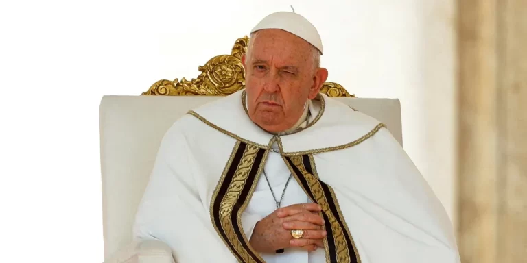 El Vaticano informó que el Papa Francisco evoluciona favorablemente