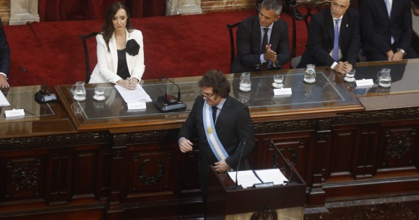 Un cacerolazo se metió en la transmisión oficial y le arruinó la marcha triunfal a Milei