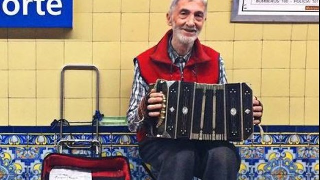 A sus 85 años le robaron el bandoneón con el que se ganaba la vida en el Obelisco