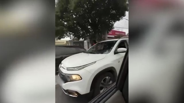 Suspendieron al conductor que insultó y chocó a propósito a una pareja en Córdoba