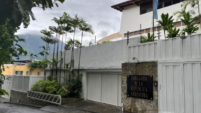 Instalan un grupo electrógeno en la embajada argentina en Caracas donde se asilan opositores venezolanos