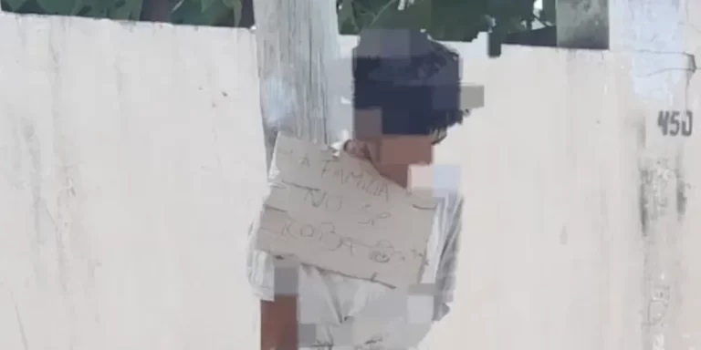 Atraparon a un supuesto ladrón, lo ataron a un poste y le colgaron un cartel: “A la familia no se le roba”