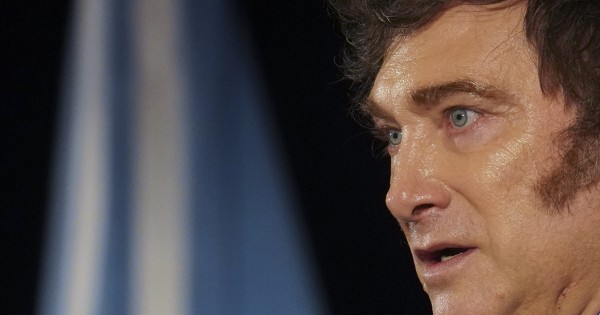 Milei ataca directo a Magnetto y advierte a Clarín que no le autorizará la compra de Telefónica