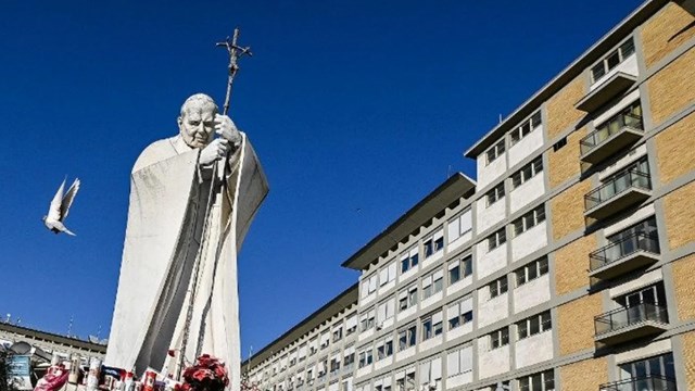 El Papa pasó una noche tranquila, pero su estado de salud sigue siendo “complejo”