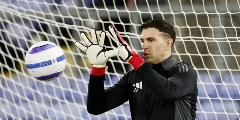 Una leyenda del fútbol criticó al “Dibu” Martínez: “No creo que esté en top 10 de los mejores arqueros del mundo”