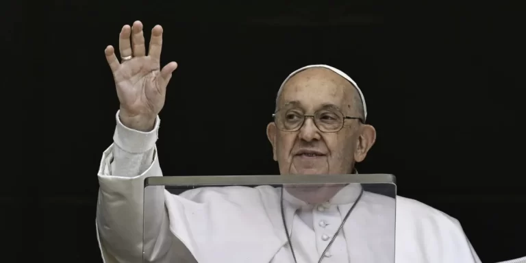 El papa Francisco pasó una noche tranquila y mantiene su buen estado de ánimo