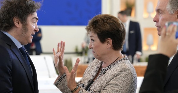 El acuerdo con el FMI: Costos y beneficios de eliminar el dolar blend