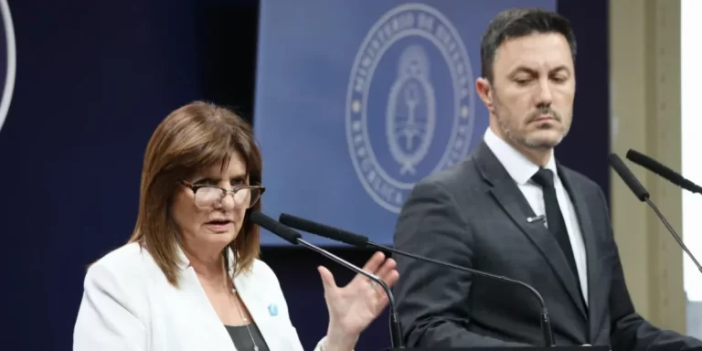 Patricia Bullrich y Luis Petri tuvieron que ser evacuados luego de que un grupo de vecinos los increpara