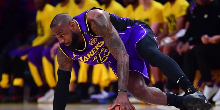 Lebron James abandonó el clásico ante los Celtics en el ultimo cuarto y hay preocupación en el vestuario de LA