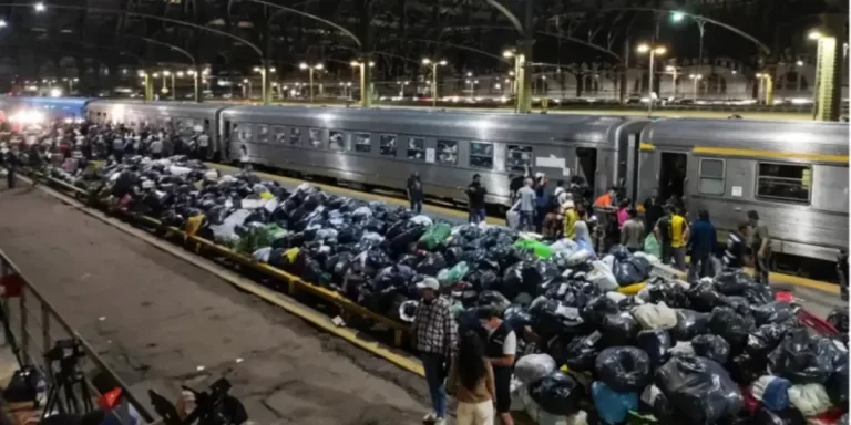 Un tren solidario partió rumbo a Bahía Blanca con ayuda para los damnificados por el temporal