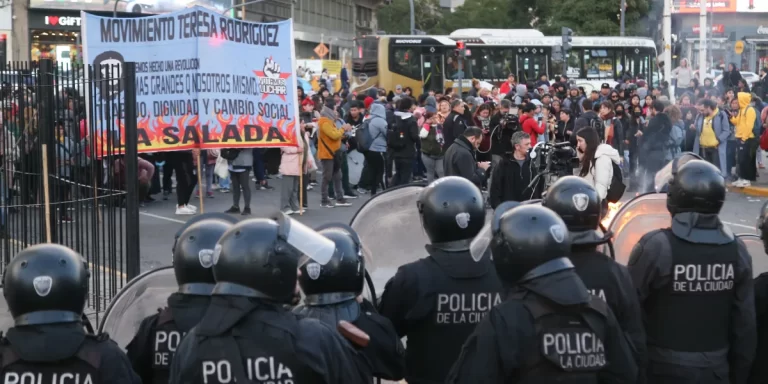 El Gobierno tomará “estrictas medidas” por la presencia de hinchas de fútbol en la marcha por los jubilados