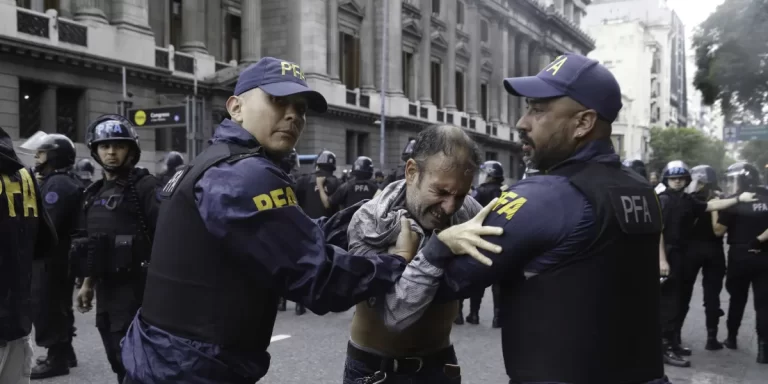 Represión en Congreso: la policía avanza en la protesta de jubilados contra el Gobierno