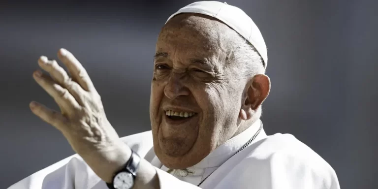 Mejora el estado de salud del Papa Francisco y pasó una noche tranquila