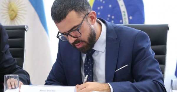 En medio de la definición de la compra de Telefónica, renunció el titular de Defensa de la Competencia