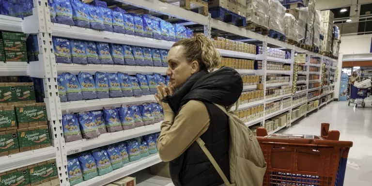 La inflación de febrero fue de 2,4% y acumuló un total de 66,9% en los últimos doce meses
