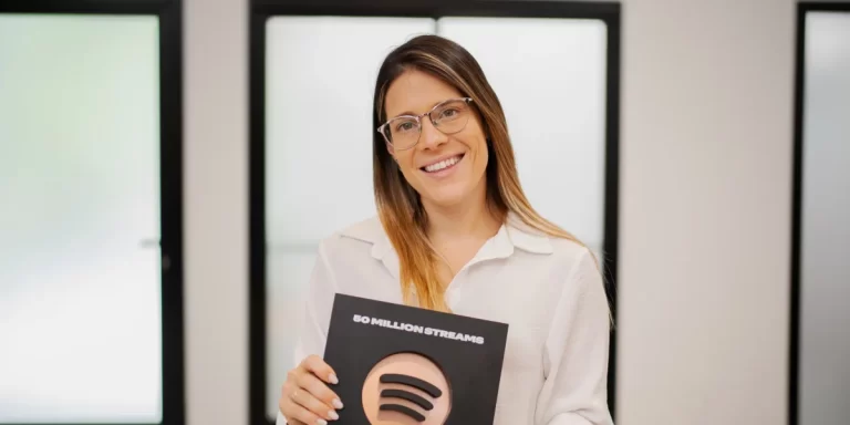 “Psicología al Desnudo”: el podcast de salud mental más escuchado en español, estrena su cuarta temporada