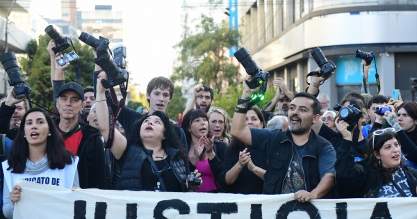 Los reporteros gráficos de La Plata hicieron un ‘camarazo’ para repudiar el ataque a Pablo Grillo