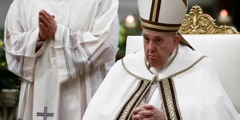 El Vaticano informó que el papa Francisco presenta “ligeras mejorías” en su salud