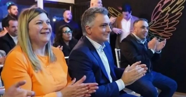 Santiago Caputo vinculó a Pareja con los barras porque lo dejaron afuera de la foto