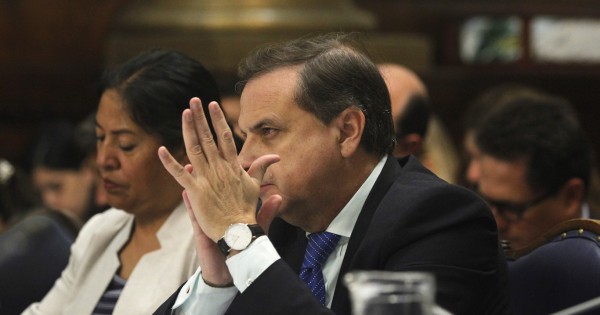 Llaryora manda a sus diputados a votar el decreto del FMI, De la Sota se rebela