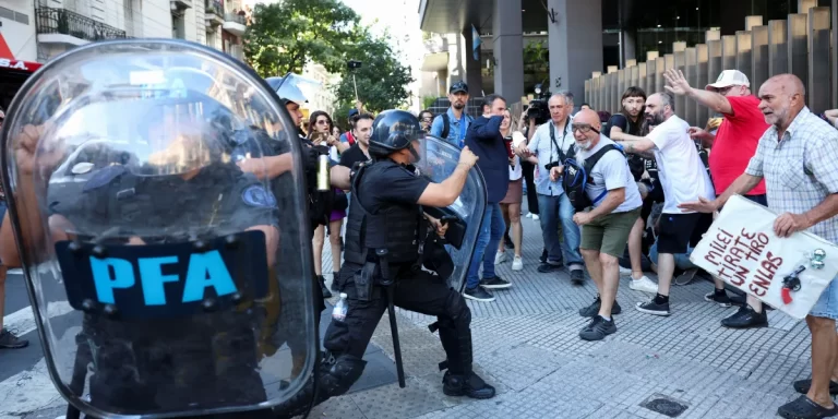 Congreso: los manifestantes se concentraron por el reclamo a los jubilados frente al operativo policial