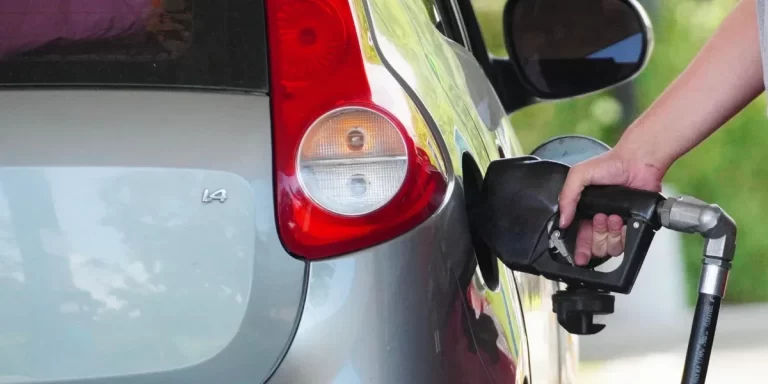 El Gobierno reglamentó el sistema de autodespacho de combustible en estaciones de servicio